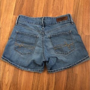 SOLD - Levi’s Denizen Women’s Jean Denim Shorts